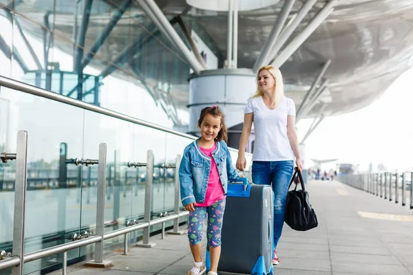 Joven Madre Hija Con Equipaje Aeropuerto — Foto de Stock