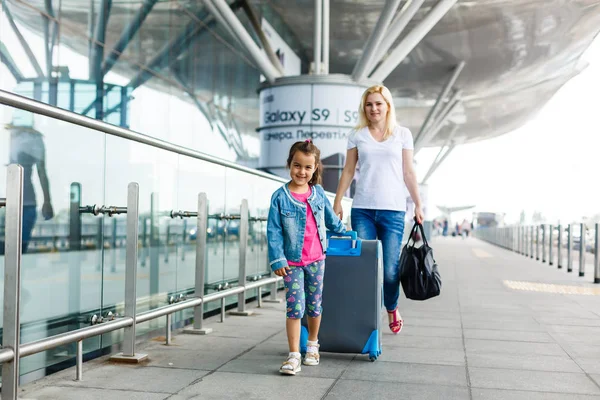 Joven Madre Hija Con Equipaje Aeropuerto —  Fotos de Stock