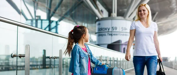 Νεαρή Μητέρα Και Κόρη Αποσκευές Στο Αεροδρόμιο — Φωτογραφία Αρχείου