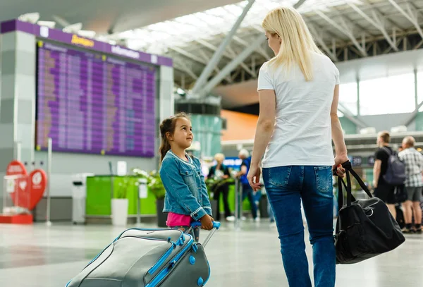 Joven Madre Con Hija Esperando Salida Aeropuerto — Foto de Stock