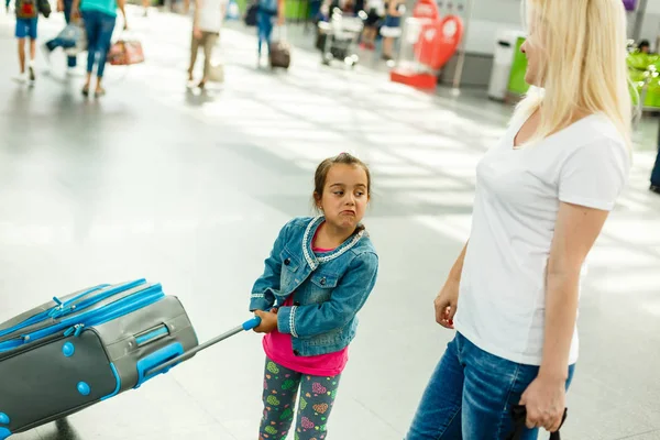 Joven Madre Con Hija Esperando Salida Aeropuerto — Foto de Stock