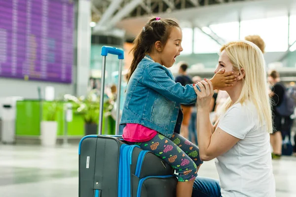 Joven Madre Con Hija Esperando Salida Aeropuerto — Foto de Stock