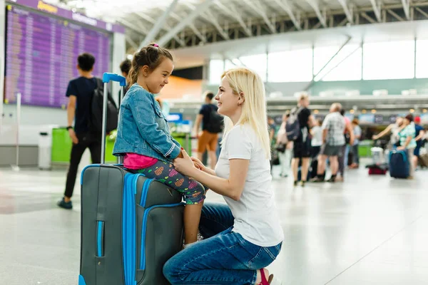 Joven Madre Con Hija Esperando Salida Aeropuerto —  Fotos de Stock