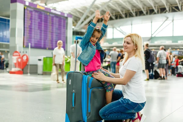 Joven Madre Con Hija Esperando Salida Aeropuerto — Foto de Stock