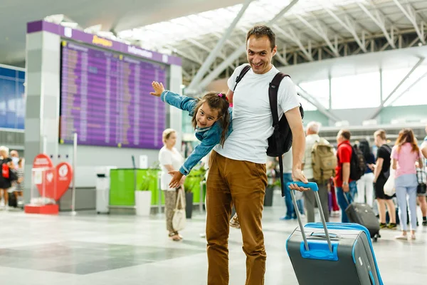 Молодий Батько Маленькою Дівчинкою Чекає Виїзду Аеропорт — стокове фото