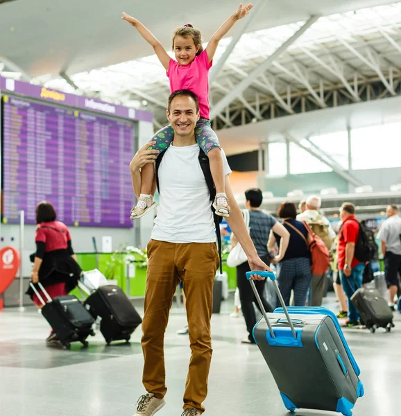 Молодий Батько Маленькою Дівчинкою Чекає Виїзду Аеропорт — стокове фото