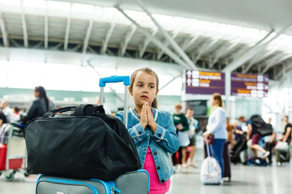 Dziewczyna Bagażem Lotnisku — Zdjęcie stockowe