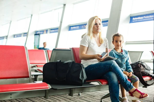 Genç Anne Kızı Havaalanının Bekleme Salonunda Kalkış Için Bekliyorlar — Stok fotoğraf