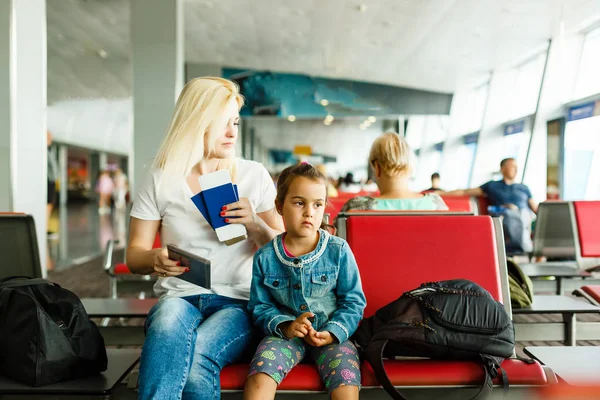 Joven Madre Hija Esperando Salida Sala Espera Del Aeropuerto —  Fotos de Stock