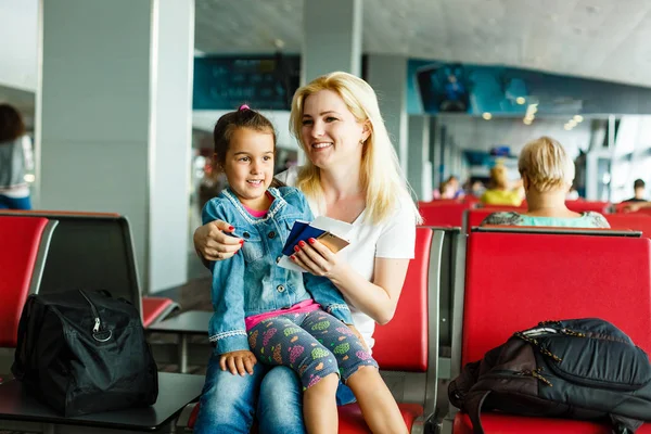 Joven Madre Hija Esperando Salida Sala Espera Del Aeropuerto — Foto de Stock