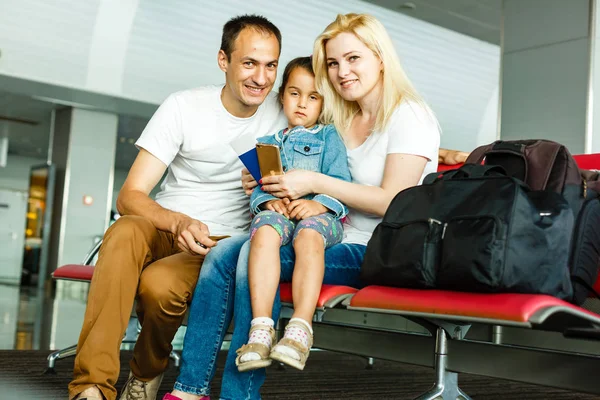 Молодая Семья Ждет Отъезда Аэропорт — стоковое фото