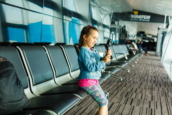 Niña Sonriente Sala Espera Para Pasajeros Aeropuerto —  Fotos de Stock