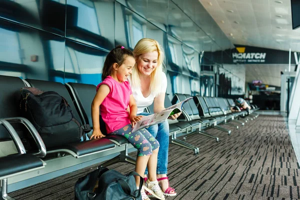 Joven Madre Hija Esperando Salida Sala Espera Del Aeropuerto —  Fotos de Stock