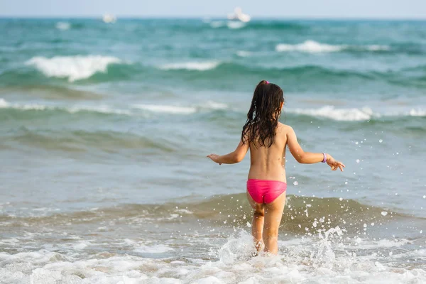 Menina Feliz Divertindo Praia Tropical Oceano — Fotografia de Stock