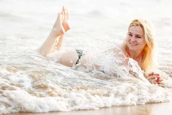 Молодая Женщина Отдыхает Песчаном Пляже — стоковое фото