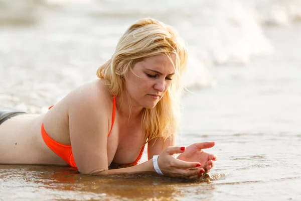 Jeune Femme Détendre Sur Plage Sable Fin — Photo