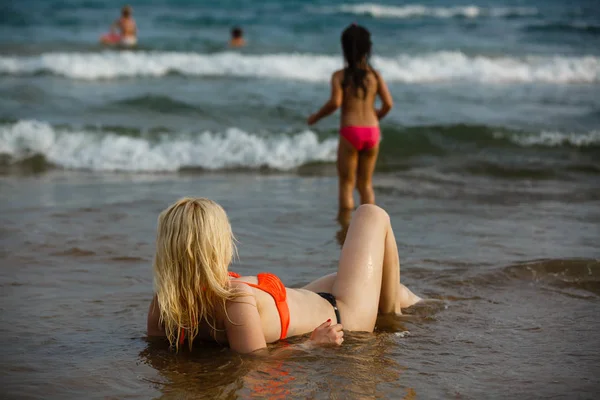 Giovane Donna Rilassante Sulla Spiaggia Sabbia — Foto Stock