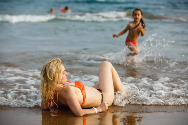 Young Mother Daughter Having Fun Resting Sandy Beach — Stock Photo, Image