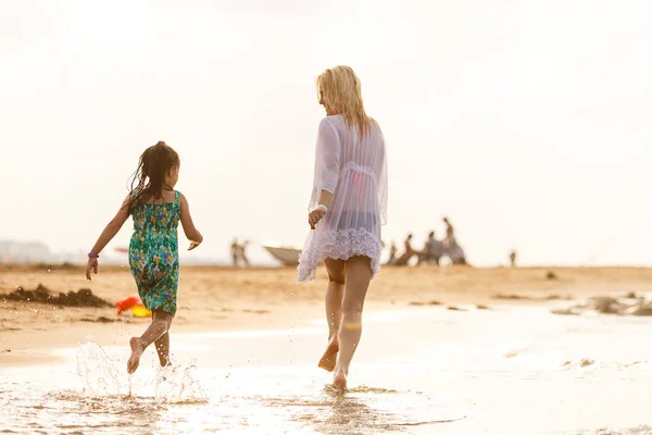 Νεαρή Μητέρα Κόρη Διασκεδάζουν Και Ξεκουράζονται Στην Αμμώδη Παραλία — Φωτογραφία Αρχείου
