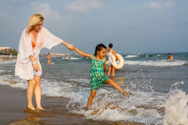 Młoda Matka Córką Zabawiająca Się Odpoczywająca Piaszczystej Plaży — Zdjęcie stockowe