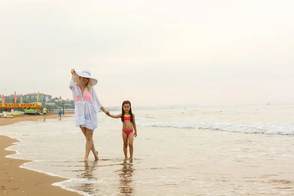 Young Mother Daughter Having Fun Resting Sandy Beach — Stock Photo, Image