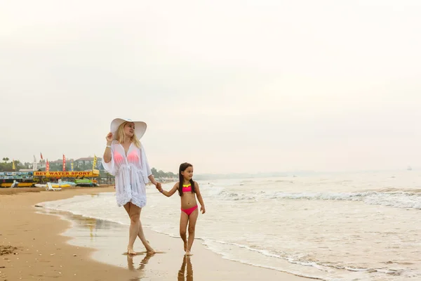 Young Mother Daughter Having Fun Resting Sandy Beach — Stock Photo, Image