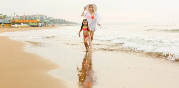 Young Mother Daughter Having Fun Resting Sandy Beach — Stock Photo, Image