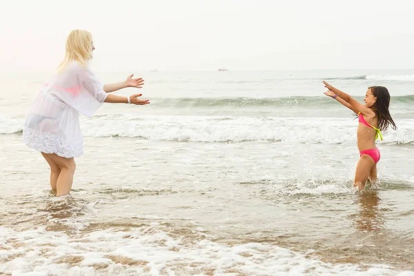 Young Mother Daughter Having Fun Resting Sandy Beach — Stock Photo, Image