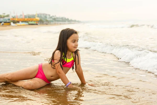 Menina Feliz Divertindo Praia Tropical Oceano — Fotografia de Stock