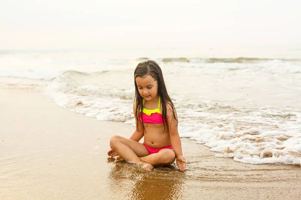 Menina Feliz Divertindo Praia Tropical Oceano — Fotografia de Stock