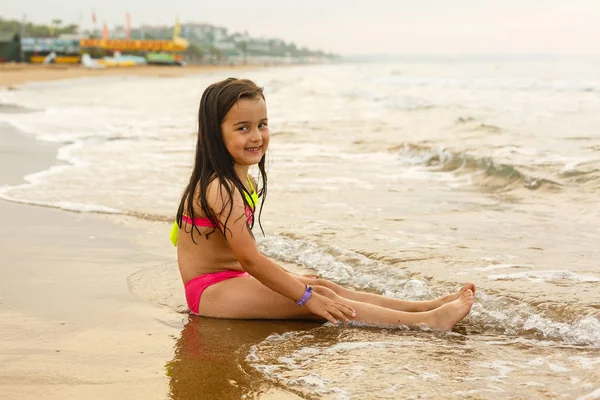Glückliches Mädchen Das Spaß Tropischen Ozeanstrand Hat — Stockfoto