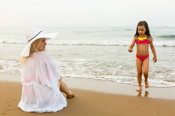 Young Mother Daughter Having Fun Resting Sandy Beach — Stock Photo, Image