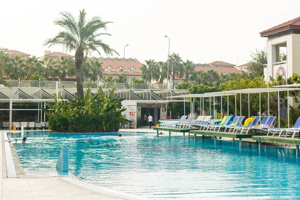 Tumbonas Vacías Piscina Concepto Vacaciones — Foto de Stock