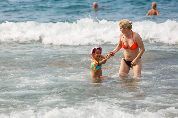 Молодая Мать Дочерью Веселятся Отдыхают Песчаном Пляже — стоковое фото