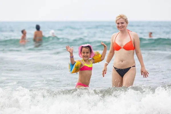 Jovem Mãe Com Filha Divertindo Descansando Praia — Fotografia de Stock