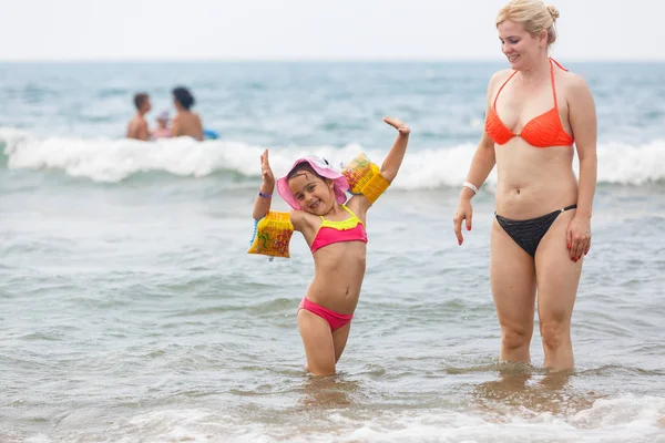 Madre Joven Con Hija Divirtiéndose Descansando Playa Arena — Foto de Stock