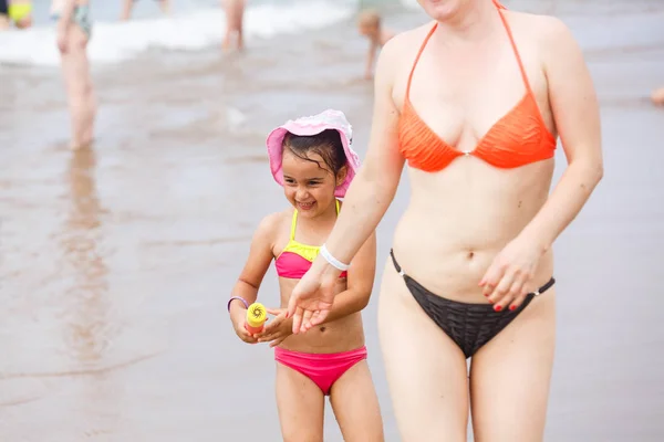 Mutter Und Tochter Spielen Mit Wasser Strand — Stockfoto