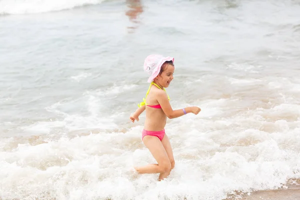 Glückliches Mädchen Das Spaß Tropischen Ozeanstrand Hat — Stockfoto