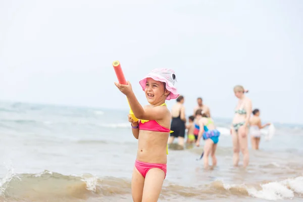Szczęśliwy Dziewczyna Mający Zabawa Tropikalny Ocean Plaża — Zdjęcie stockowe