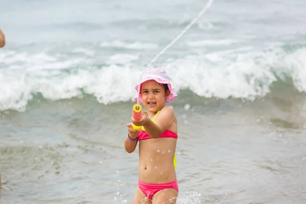 Menina Feliz Divertindo Praia Tropical Oceano — Fotografia de Stock