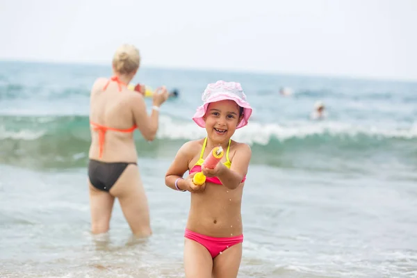 Chica Feliz Divirtiéndose Playa Del Océano Tropical — Foto de Stock