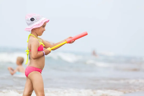 Menina Feliz Divertindo Praia Tropical Oceano — Fotografia de Stock