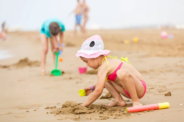 Gadis Bahagia Bersenang Senang Pantai Tropis — Stok Foto
