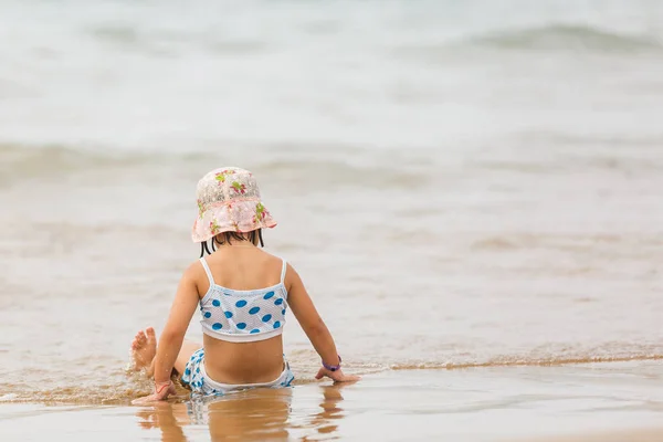 Menina Feliz Divertindo Praia Tropical Oceano — Fotografia de Stock