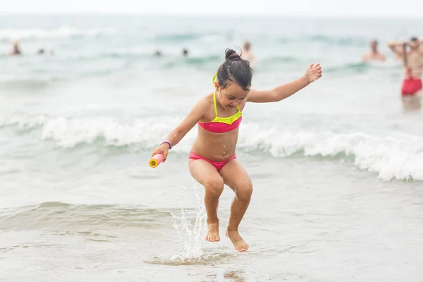 Glückliches Mädchen Das Spaß Tropischen Ozeanstrand Hat — Stockfoto