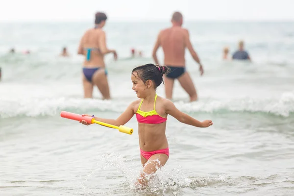 Glückliches Mädchen Das Spaß Tropischen Ozeanstrand Hat — Stockfoto