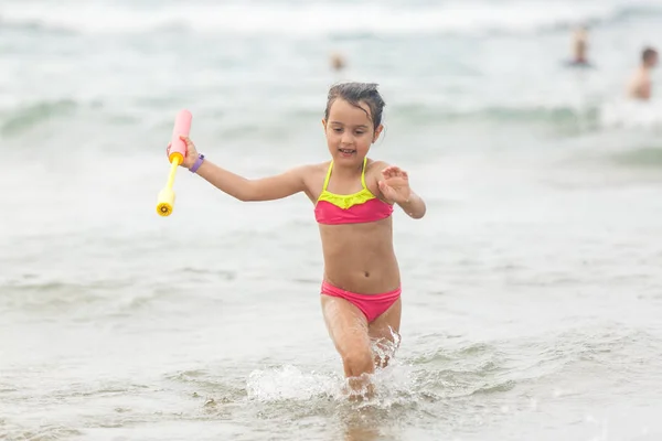 Glückliches Mädchen Das Spaß Tropischen Ozeanstrand Hat — Stockfoto