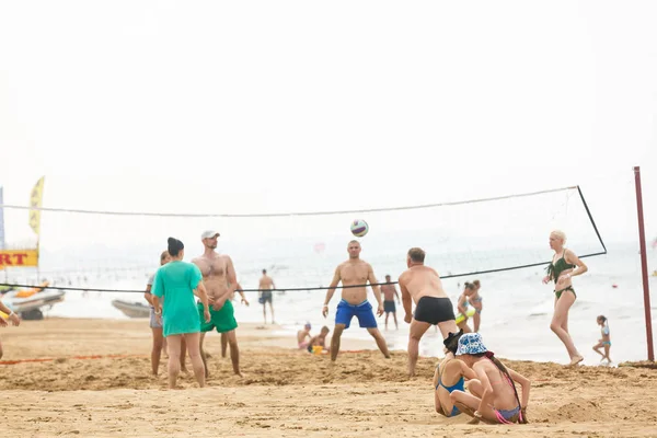 Csoport Emberek Játszanak Strand Röplabda Tenger Partján — Stock Fotó