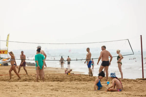 Csoport Emberek Játszanak Strand Röplabda Tenger Partján — Stock Fotó