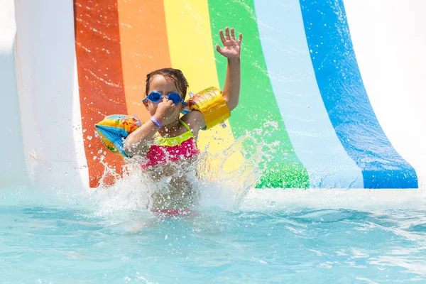 Menina Divertindo Piscina Parque Aquático — Fotografia de Stock